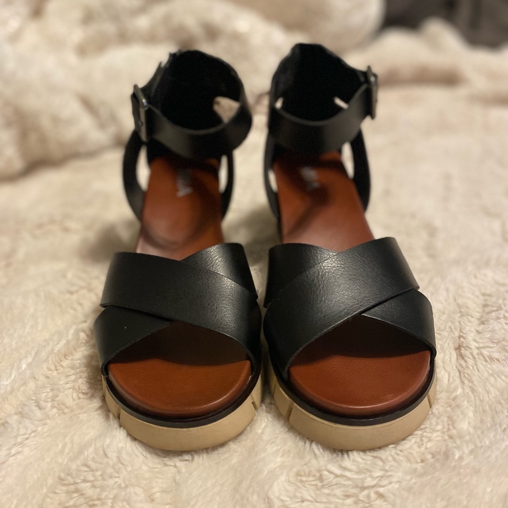 Mia black wedge